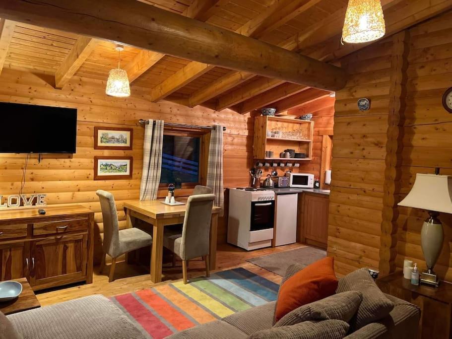 Riverside Lodge In Killiecrankie Bridge of Tilt Exterior photo